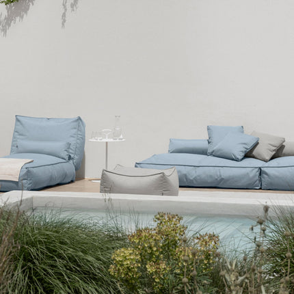 Blomus Stay daybed small (kleur Ocean) - poef (kleur Cloud) - kussens - Porter bijzettafel - bathlaving.com