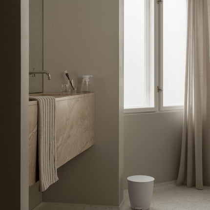 Blomus Ava White accessoires - Tuufa badmat - Arto handdoek - bathlaving.com
