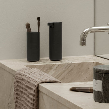 Blomus Modo Rof Black zeeppomp en beker - Caro handdoek - bathlaving.com