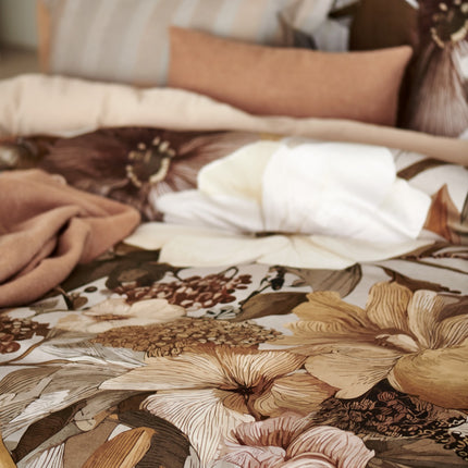 Vandyck Dustbloom dekbedovertrek bloemenprint in bruin met Home Bellavita sprei in Soft tan, warm bruin