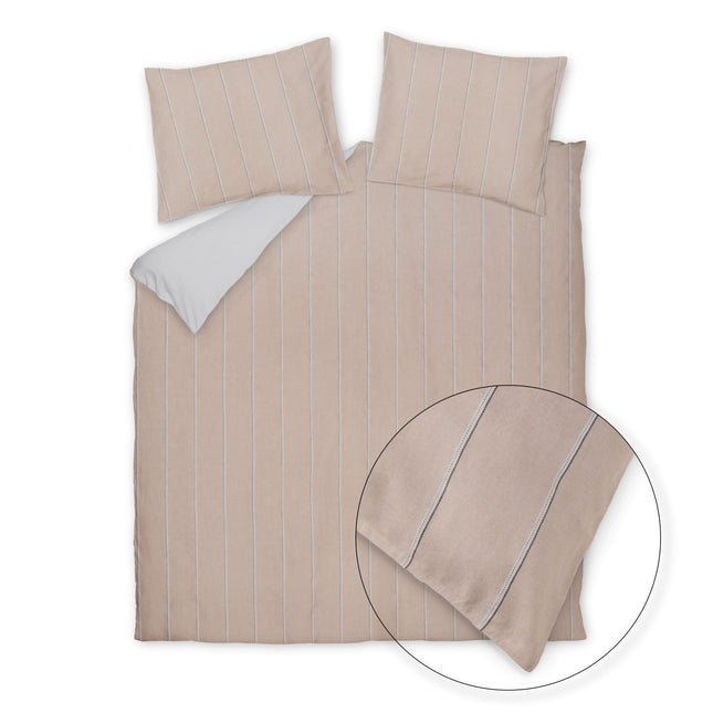 Vandyck Pure Linea Blush roze dekbedovertrek met verticale witte lijnen en subtiele donkere streepjes