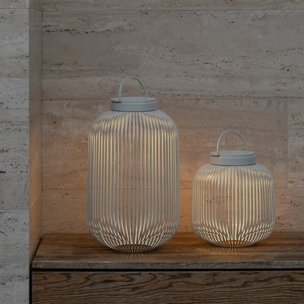Blomus Lito lantaarns in kleur Silk Grey met brandende led lamp ter sfeerimpressie