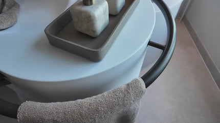 Aquanova badkamer accessoires - beige natuurstenen zeeppomp en beautybox - leren tray in taupe - faux suede opbergbox - luxe handdoeken in bruintint